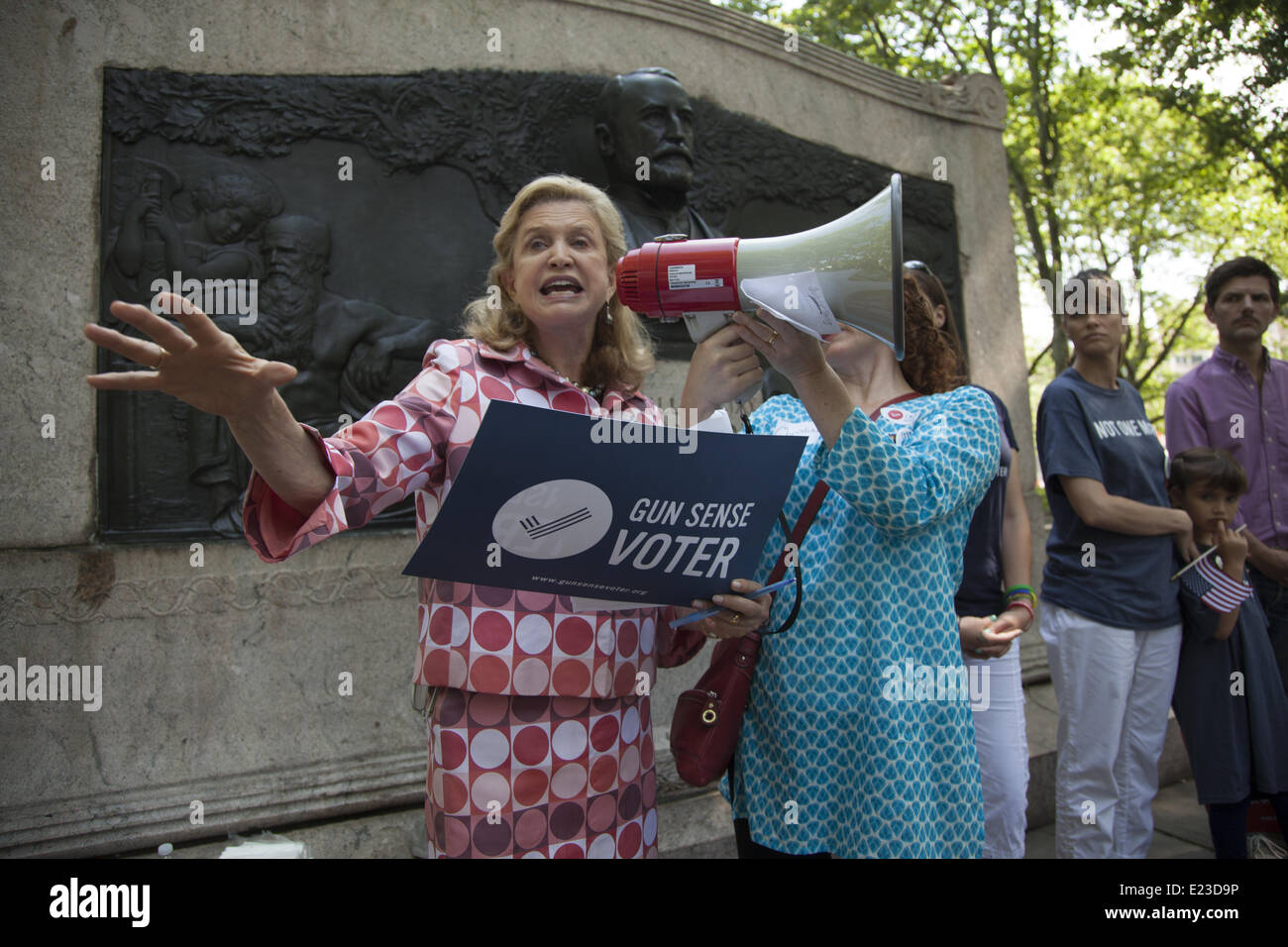 New York, Stati Uniti d'America. 14 Giugno, 2014. Congressista Carolyn Maloney parla al rally dove almeno un migliaio di attivisti uniti 'MOMS Domanda di azione' per pistola senso in America. Essi hanno marciato attraverso il Ponte di Brooklyn e raccolse nei pressi del municipio di passare significativa legislazione pistola e arrestare il selvaggio West NRA mentalità. Credito: David Grossman/Alamy Live News Foto Stock