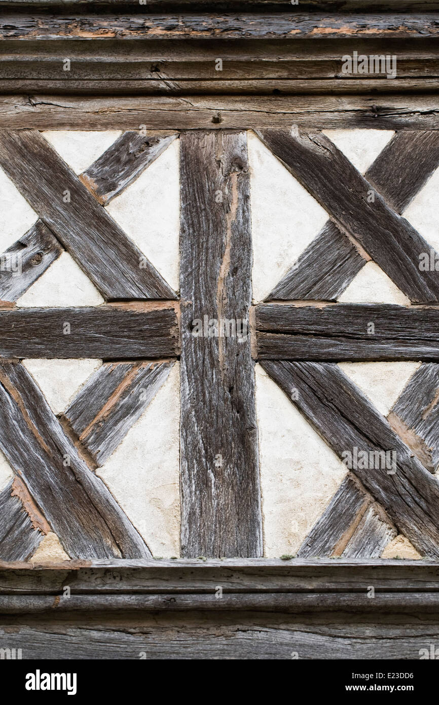 Modello su un vecchio metà edificio con travi di legno. Foto Stock