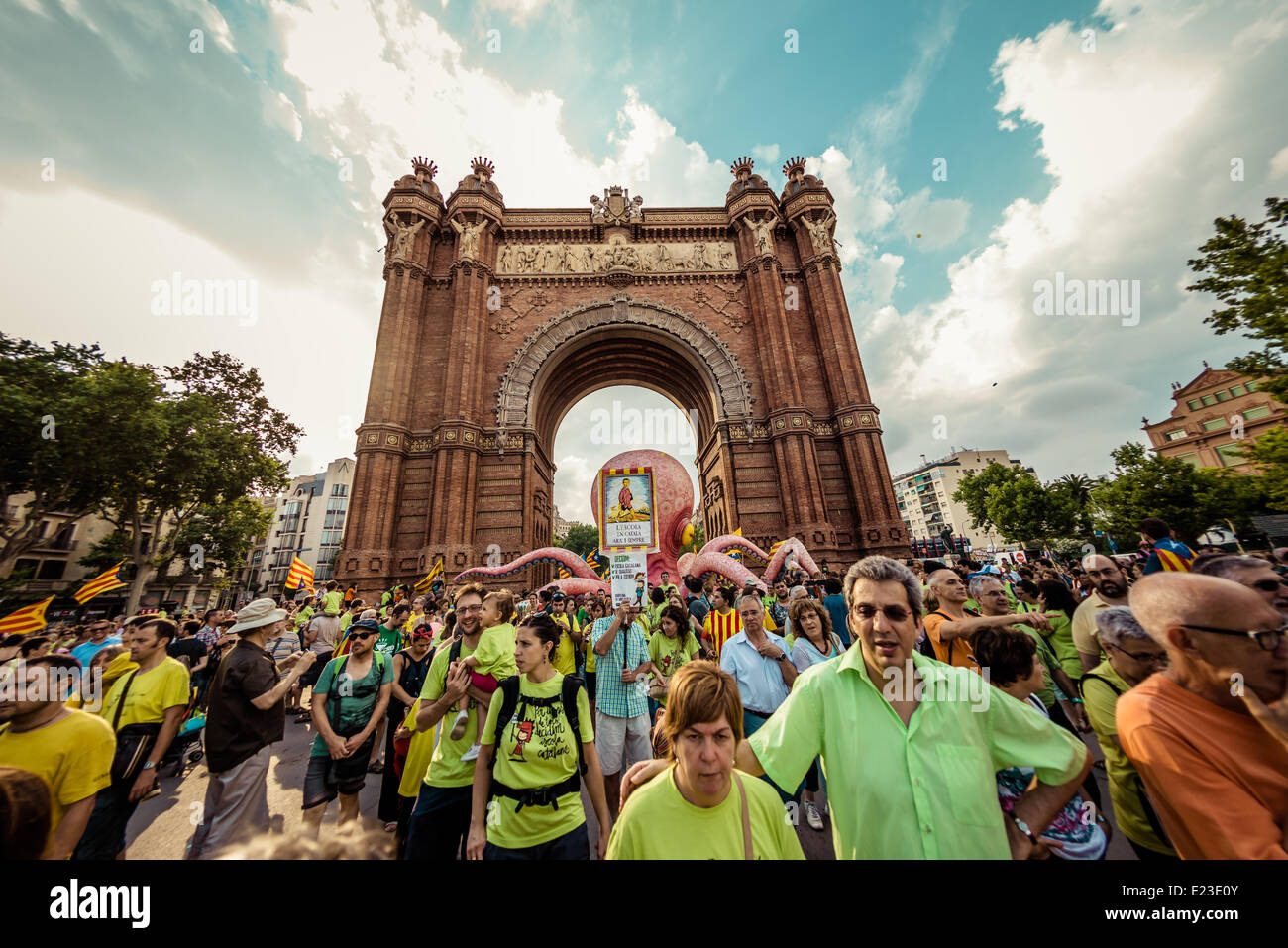 Barcellona, Spagna. Giugno 14th, 2014: manifestanti con una piovra gigante gettando coriandoli marzo a Barcellona per protestare contro una riforma dell'istruzione da parte del governo centrale Credito: matthi/Alamy Live News Foto Stock