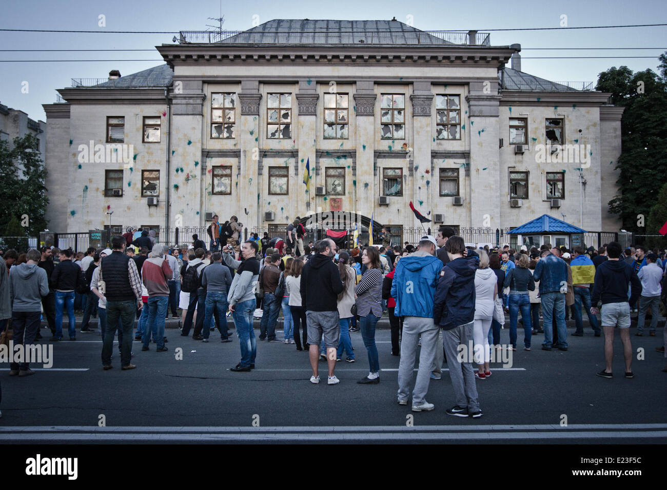 Kiev, Ucraina. 14 Giugno, 2014. L'edificio di russo Federatin Embassy colorata con bombe di vernice. Circa 300 persone corsa all'ambasciata russa e ribaltato e distruggere i veicoli del personale, in segno di protesta contro il Presidente russo Vladimir Putin dopo Pro-Russian ribelli abbattuto un militare ucraino piano di trasporto sabato uccidendo tutti 49 soldati a bordo della più grande singola perdita di vita nei due mesi di insurrezione. Credito: Sergii Kharchenko/PACIFIC PRESS/Alamy Live News Foto Stock