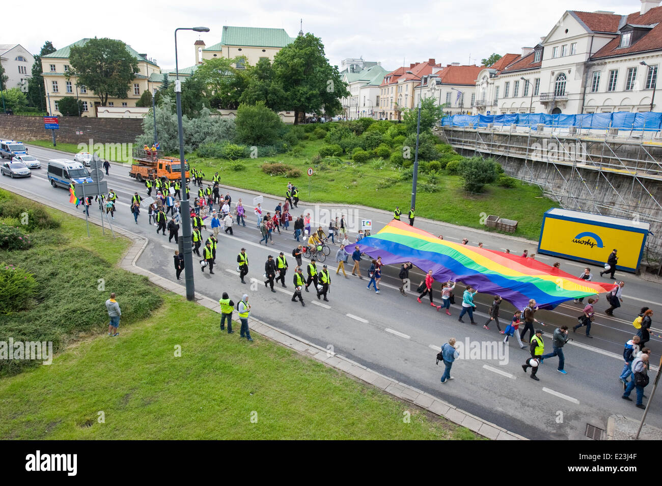 Varsavia, Polonia, 14 giugno 2014. Diverse centinaia di persone, per la maggior parte in rappresentanza del movimento LGBT, marciò attraverso la città capitale della Polonia per la parità dei diritti. Piuttosto noiosa manifestanti furono sopraffatti dalla polizia di scorta di forza. Di solito sono necessari dieci anni per mode e tendenze da Europa occidentale per guadagnare popolarità in Polonia. Credito: Henryk Kotowski/Alamy Live News Foto Stock