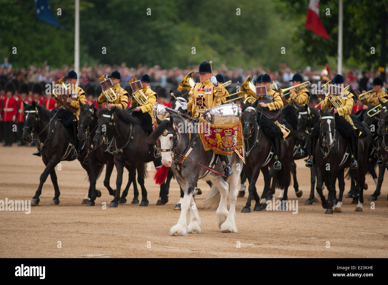 La Sfilata delle Guardie a Cavallo, Londra UK. 14 giugno 2014. Le fasce di  montaggio della cavalleria della famiglia Ride passato presso il Queen's  Birthday Parade, Trooping il colore. Credito: Malcolm Park