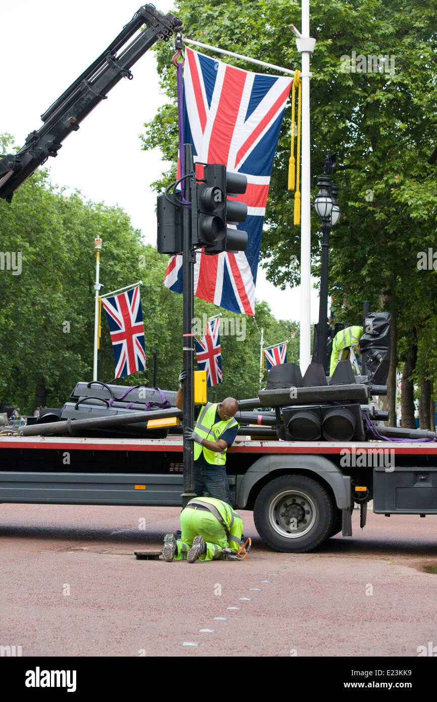 Operai sul Mall rimuovendo il traffico di segnali per Trooping il colore London Inghilterra England Foto Stock