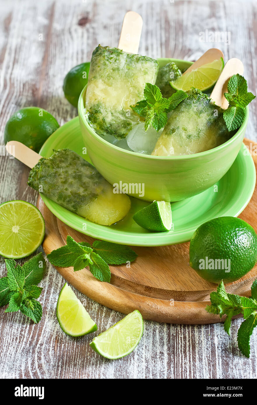 In casa di lime e menta popsicles congelati. Messa a fuoco selettiva. Foto Stock