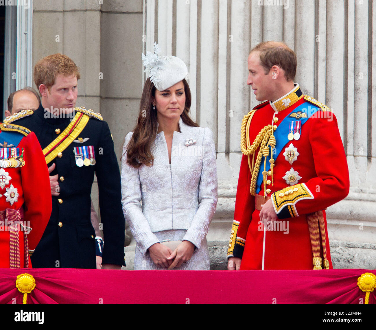 Londra, Gran Bretagna. 14 Giugno, 2014. (L-R) Gran Bretagna il principe Harry, Caterina, duchessa di Cambridge e il principe William Duca di Cambridge sul balcone di Buckingham Palace durante il Trooping del colore della regina compleanno annuale parata in London, Gran Bretagna, 14 giugno 2014. Foto: Albert Nieboer -/dpa/Alamy Live News Foto Stock