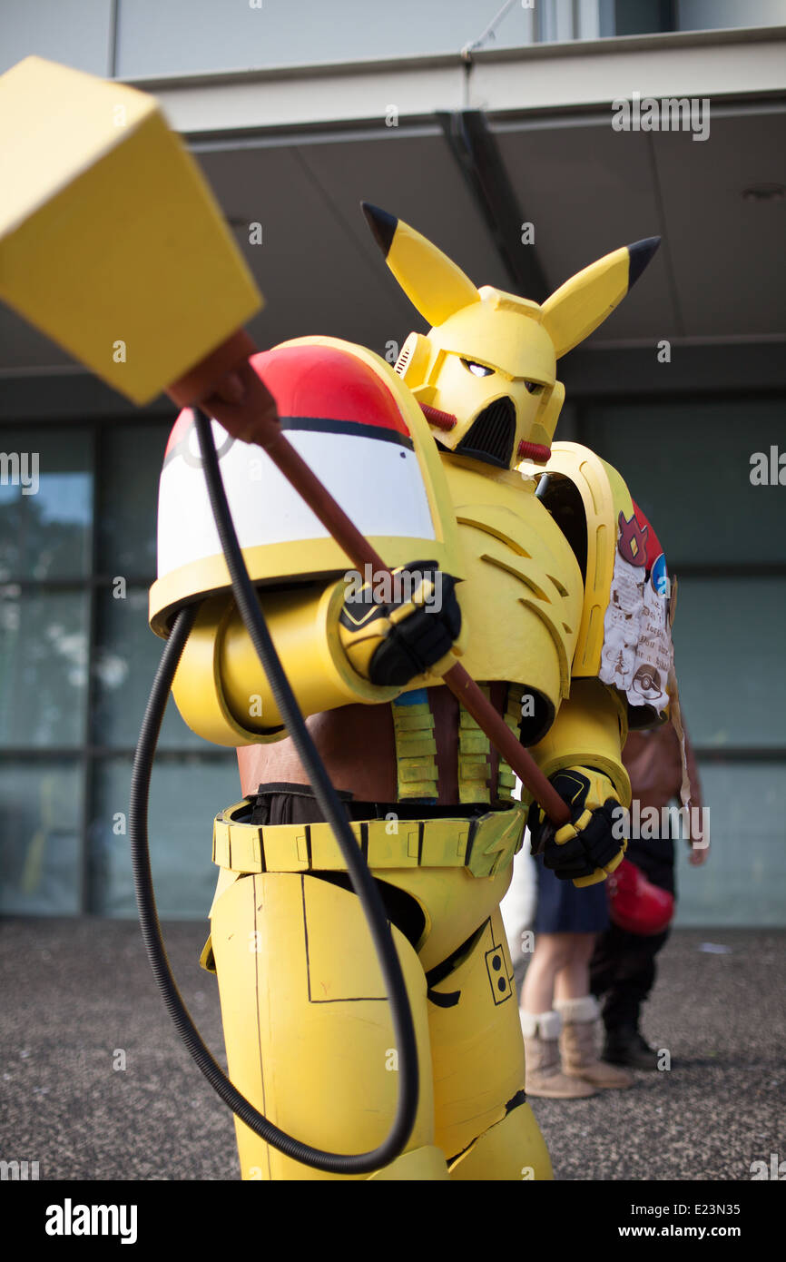 Un uomo vestito come Pikachu da Pokémon a Sydney Comic-Con 2014 a Sydney Olympic Park Foto Stock