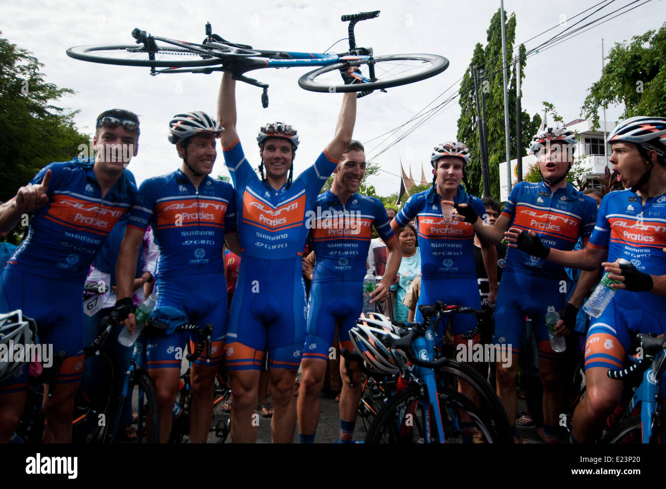 A ovest di Sumatra, Indonesia. Il 15 giugno, 2014. Brenton Jones (3rd, L) pone con i suoi compagni di squadra dopo aver terminato la fase 9 del Tour de Singkarak 2014 da Padang Panjang di Solok City con una distanza di 120,5 km a ovest della provincia di Sumatra, Indonesia, 15 giugno 2014. Brenton Jones di Australia da Avanti Racing Team vince la tappa. Credit: Veri Sanovri/Xinhua/Alamy Live News Foto Stock