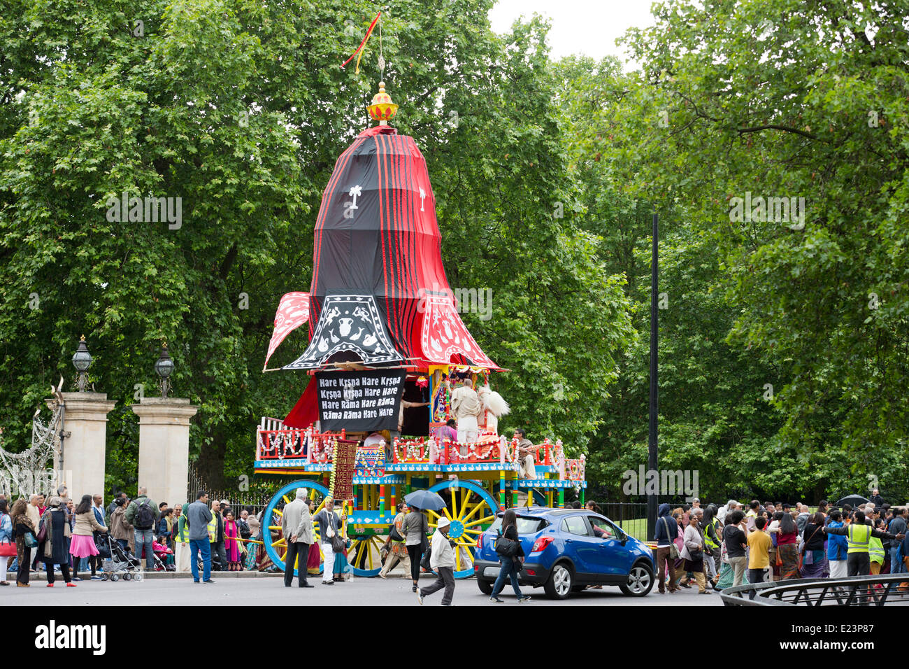 Londra, Regno Unito. Il 15 giugno 2014. Il London Rathayatra 2014 Festival inizia con una processione da Hyde Park Corner a Trafalgar Square. Rathayatra è un carro il festival che proviene da Jagannatha Puri sulla costa est dell India e risale a più di duemila anni. Il suo celebrato dai devoti di Hare Krishna. Credito: Nick Savage/Alamy Live News Foto Stock