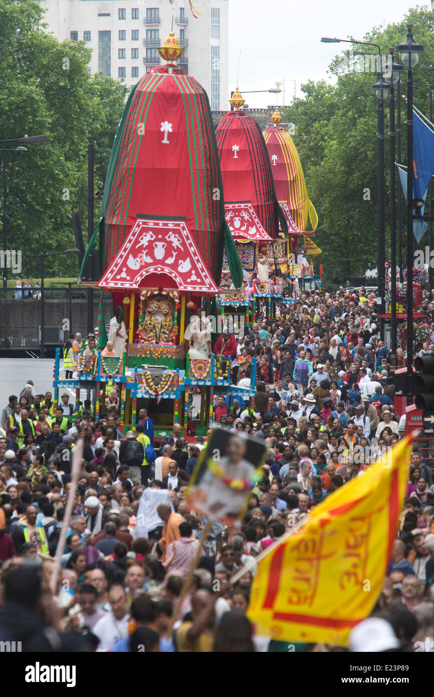 Londra, Regno Unito. Il 15 giugno 2014. Il London Rathayatra 2014 Festival inizia con una processione da Hyde Park Corner a Trafalgar Square. Rathayatra è un carro il festival che proviene da Jagannatha Puri sulla costa est dell India e risale a più di duemila anni. Il suo celebrato dai devoti di Hare Krishna. Credito: Nick Savage/Alamy Live News Foto Stock