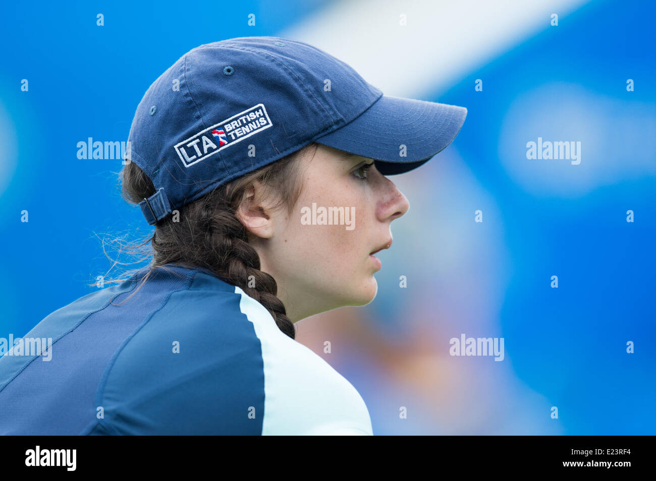 Eastbourne, Regno Unito. Il 15 giugno, 2014. Una ragazza a sfere in un LTS cappello da baseball attende dalla rete durante il Aegon International in Devonshire Park, Eastbourne. Credito: MeonStock/Alamy Live News Foto Stock