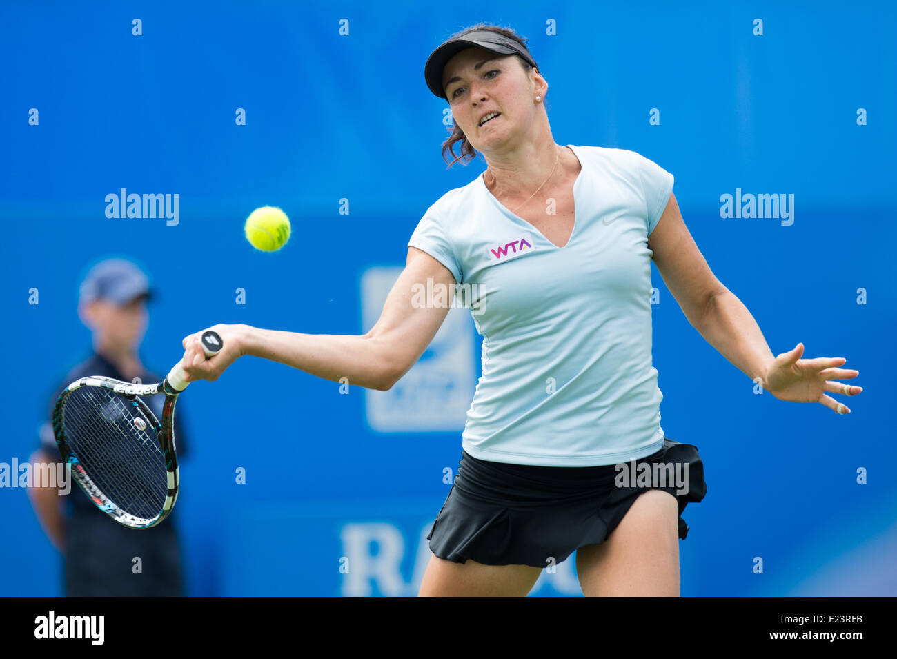 Eastbourne, Regno Unito. Il 15 giugno, 2014. Yulia BEYGELZIMER dell'Ucraina in azione contro Francesca Schiavone dell Italia nel loro sceglie la corrispondenza alla Aegon International in Devonshire Park, Eastbourne. Credito: MeonStock/Alamy Live News Foto Stock