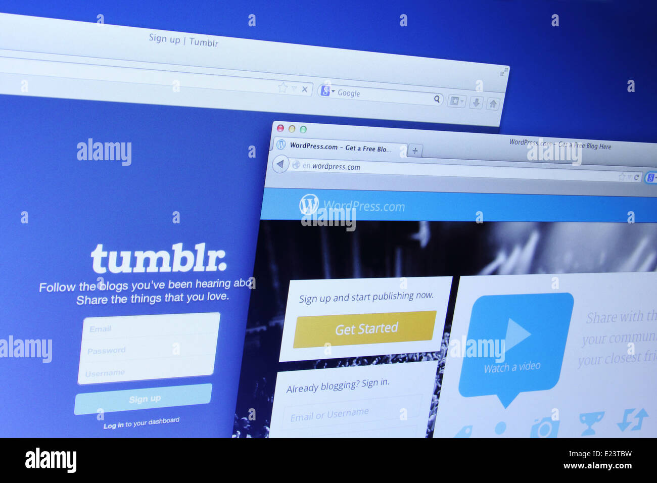 Foto di WordPress e Tumblr le pagine web su un monitor. Essi sono famosi siti web nel mondo Foto Stock