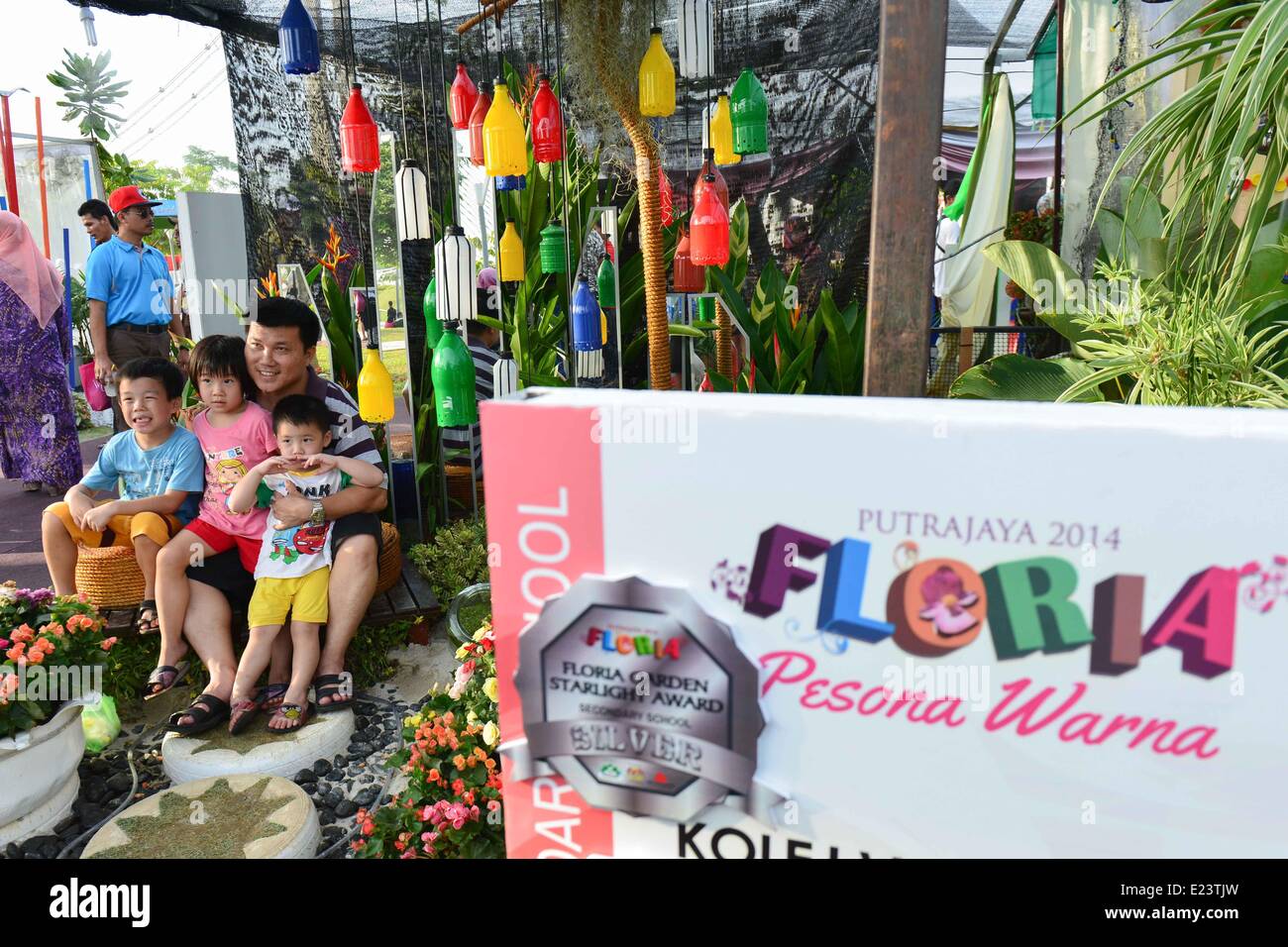 Putrajaya, Malaysia. Il 15 giugno, 2014. La gente visita il 2014 festival dei fiori in Putrajaya, Malesia, 15 giugno 2014. Il 9-day 2014 Putrajaya festival dei fiori è stata qui tenuto dal 14 giugno al 22. © Chong Voon Chung/Xinhua/Alamy Live News Foto Stock