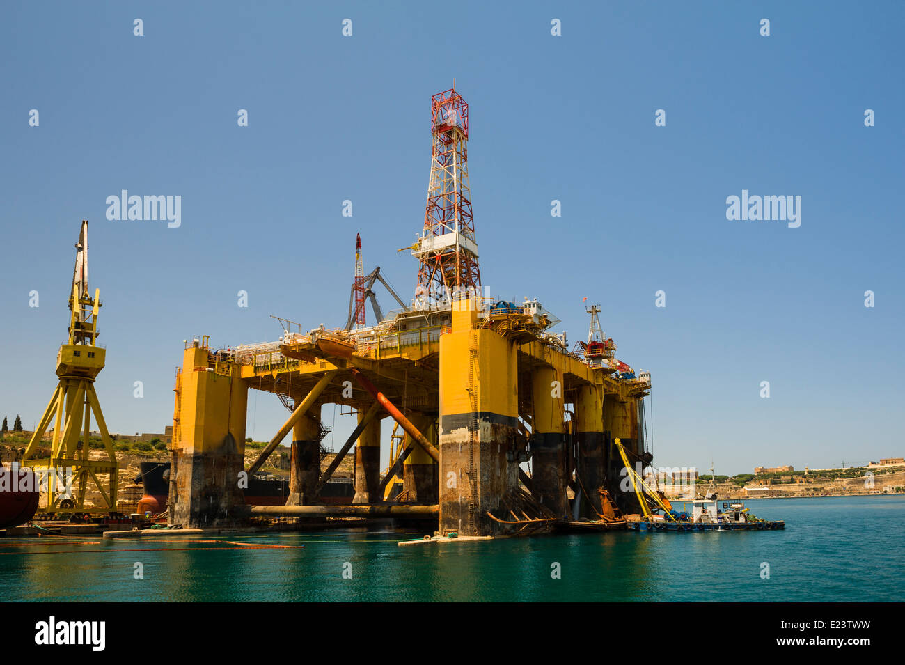 Transocean trivellatrice, in fase di manutenzione nel porto di La Valletta, Malta. Foto Stock
