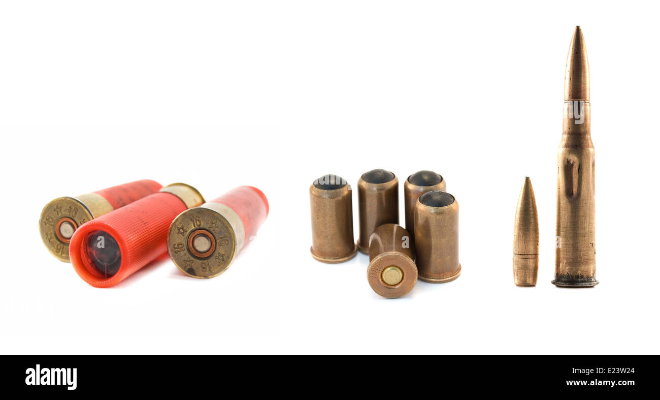 I diversi tipi di munizioni dal vivo sono isolati su bianco Foto Stock