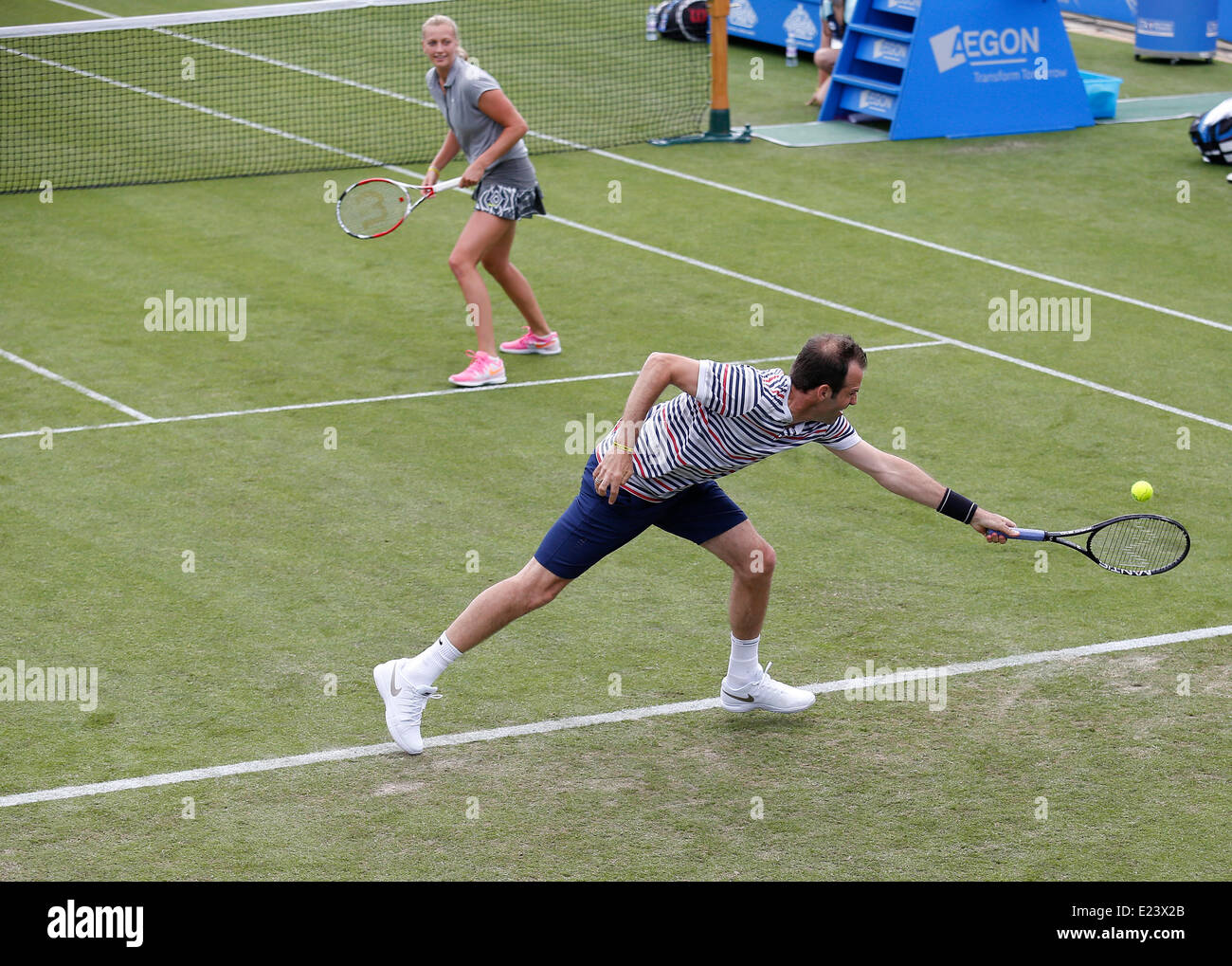 Eastbourne, Regno Unito. Il 15 giugno, 2014. Aegon International Colin Fleming (GBR) e Agnieszka RADWANSKA (POL) riprodurre Petra KVITOVA (CZE) e Greg Rusedski (GBR) nel loro Rally per Bally doppi misti corrispondono a Devonshire Park. Credito: Azione Sport Plus/Alamy Live News Foto Stock