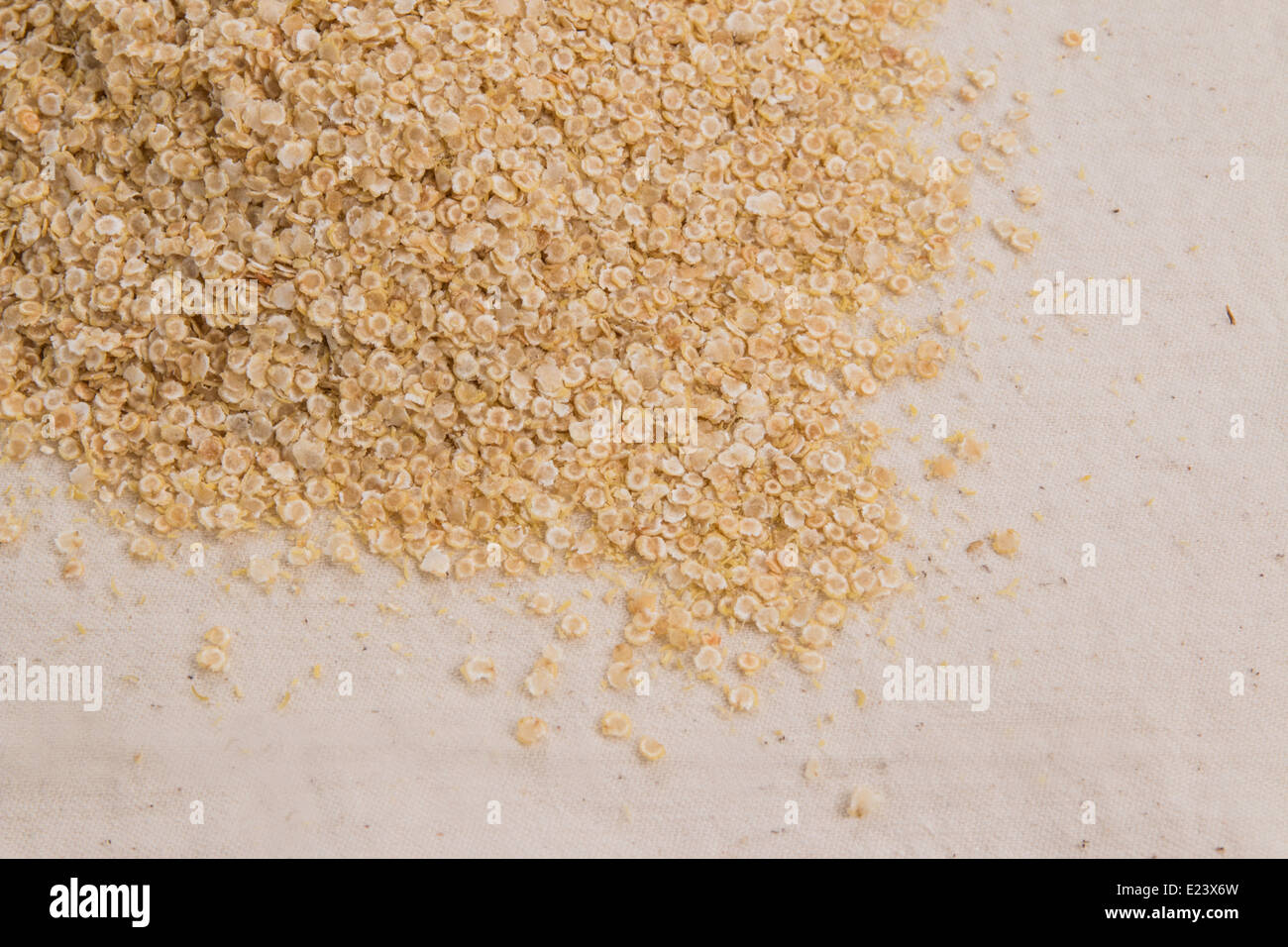 La quinoa fiocchi nel ad angolo del telaio su sfondo crema [paese](1 di 18) Foto Stock