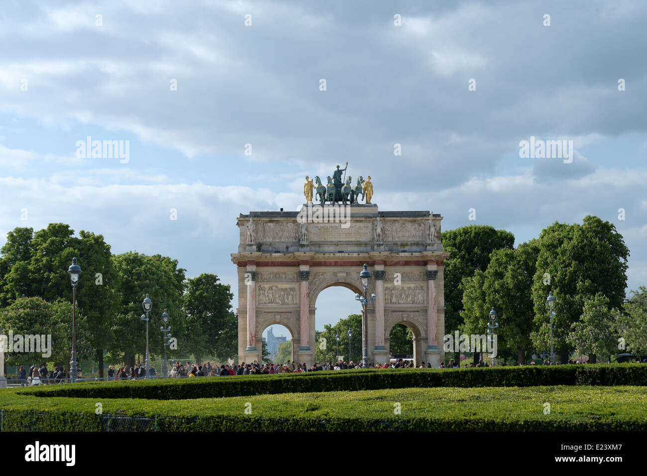 Arc de triomphe du Carrousel a Parigi Francia visto su un prato verde, prato con cielo blu e nuvole bianche Foto Stock