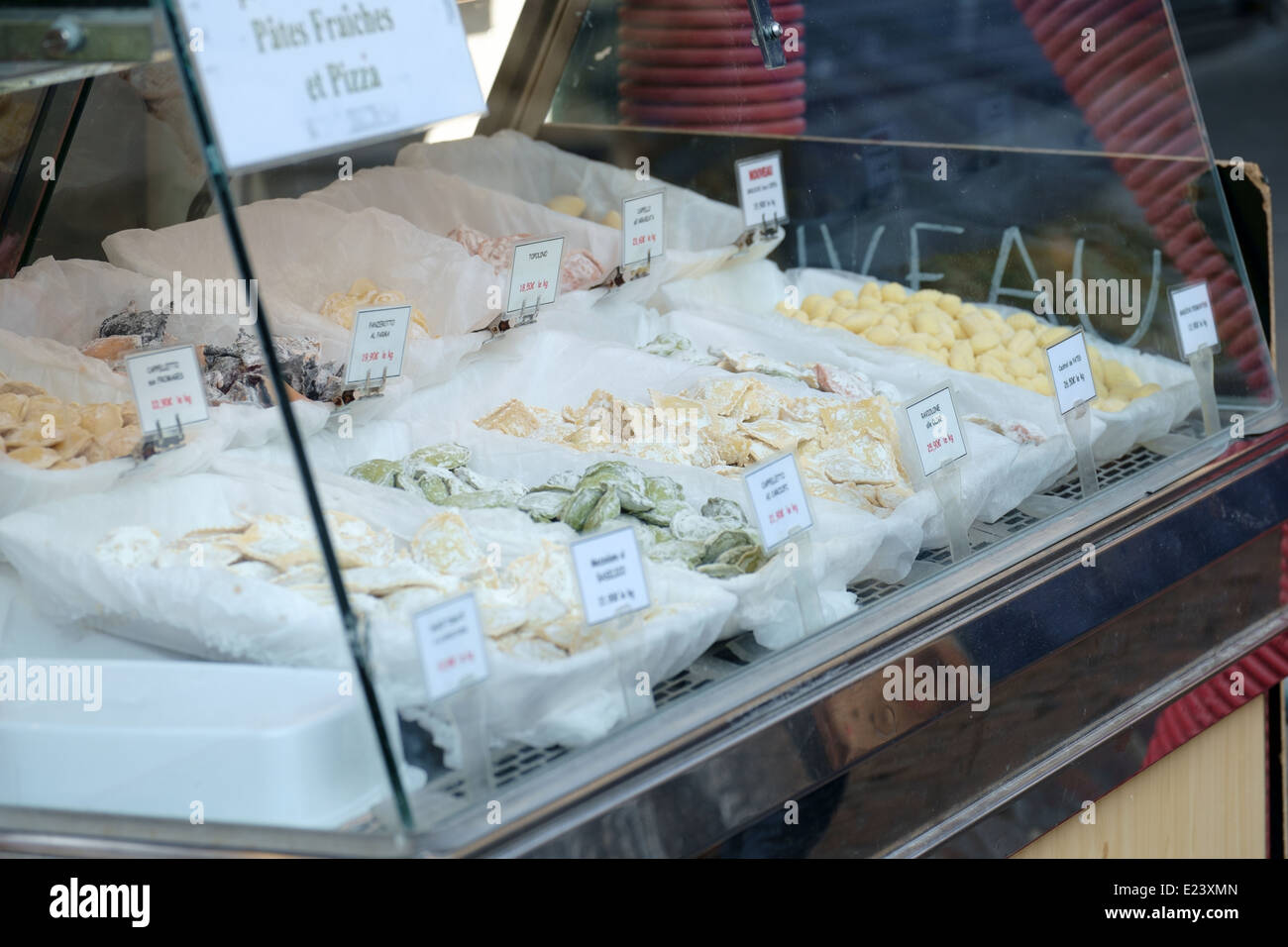 Il mercato alimentare a rue Mouffetard a Parigi in Francia che mostra la pasta fresca in un display in vetro Foto Stock