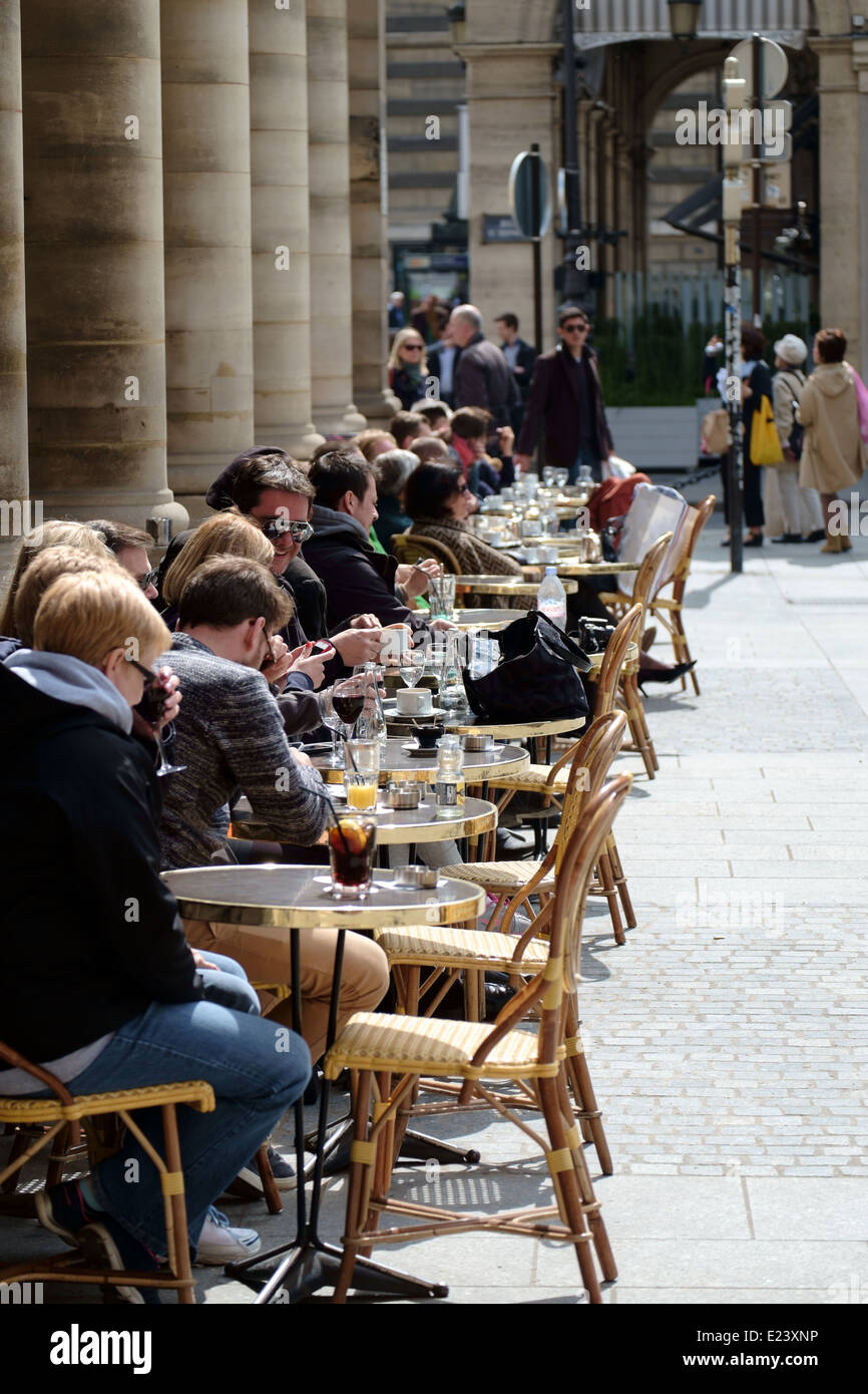 La gente seduta su una terrazza su una soleggiata giornata di primavera a Parigi Foto Stock