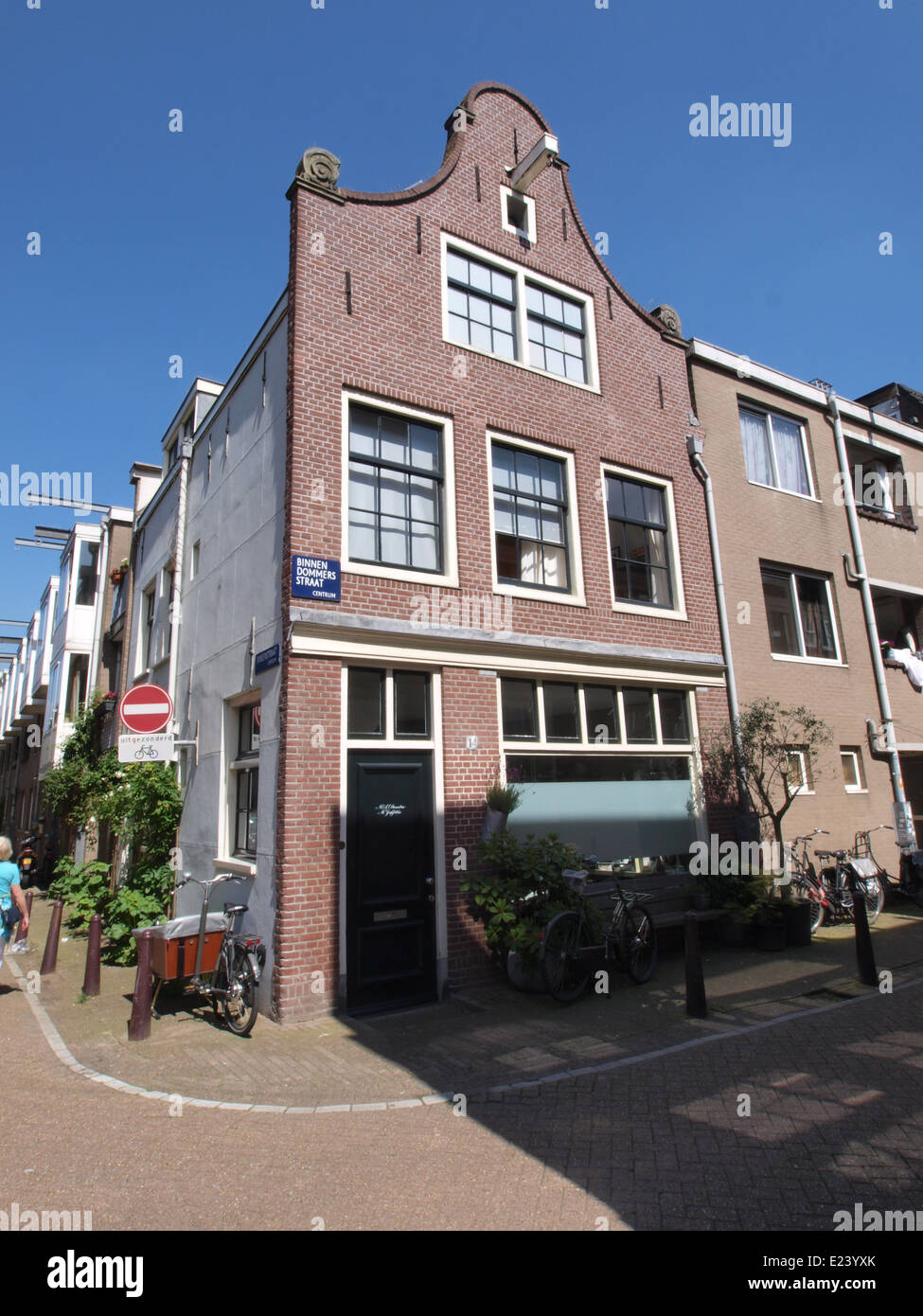 La casa d'angolo Binnen Dommersstraat è un esempio di architettura urbana ad Amsterdam. Rappresenta il tipico design delle case d'angolo nelle città olandesi, con una particolare attenzione sia alla funzionalità che al fascino estetico. Foto Stock