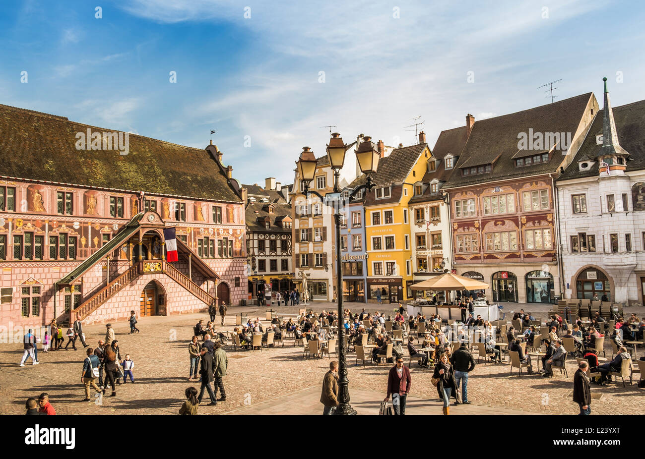 I pedoni e i visitatori di caffè all'aperto a Place de la reunion, sulla sinistra la facciata rinascimentale della ex municipio Foto Stock