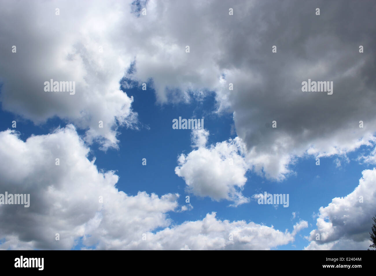 Bella nuvole bianche sul cielo blu sullo sfondo Foto Stock