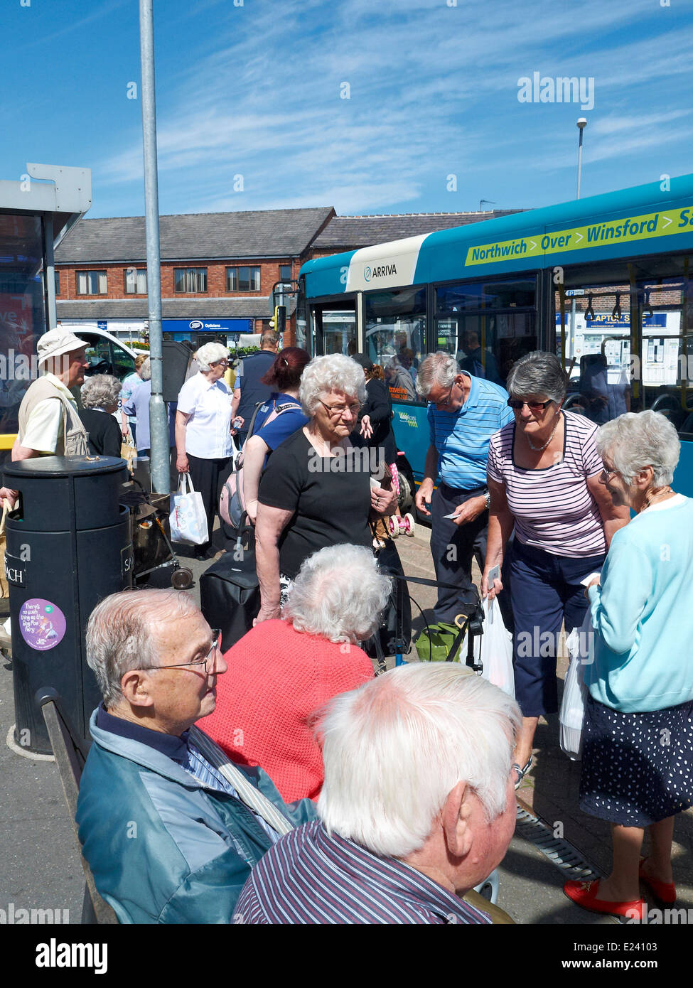 Passingers salire sul bus arriva a Sandbach CHESHIRE REGNO UNITO Foto Stock