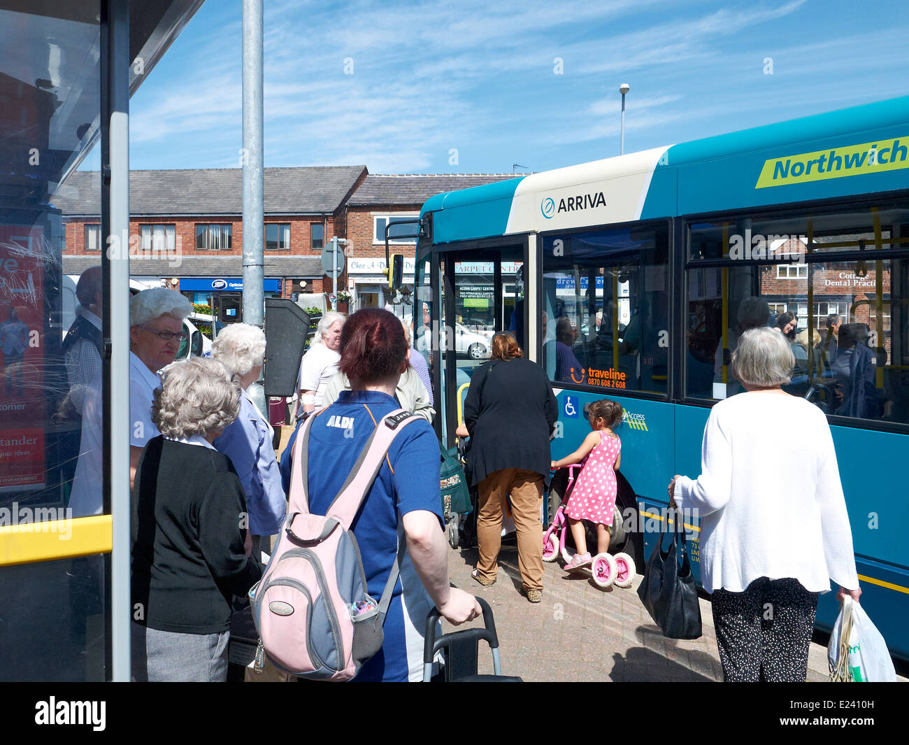 Passingers salire sul bus arriva a Sandbach CHESHIRE REGNO UNITO Foto Stock