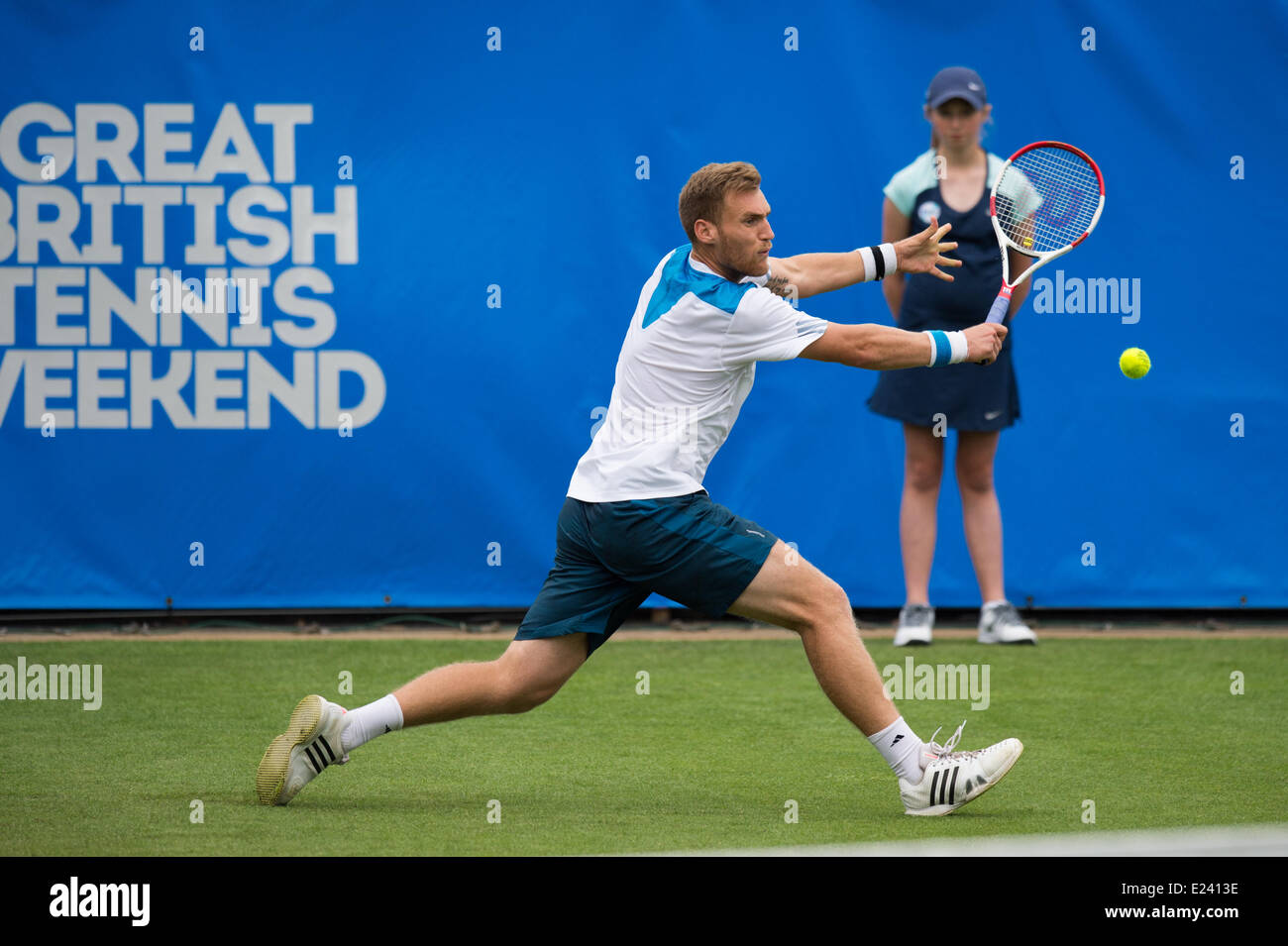 Eastbourne, Regno Unito. Il 15 giugno, 2014. 15 giugno 2014 Eastbourne Inghilterra. Daniel Smethurst della Gran Bretagna in azione contro Blaz Rola della Slovenia nel loro sceglie la corrispondenza alla Aegon International in Devonshire Park, Eastbourne. Blaz Rola ha vinto la partita 6-3, 7-6 (7-4). Credito: MeonStock/Alamy Live News Foto Stock