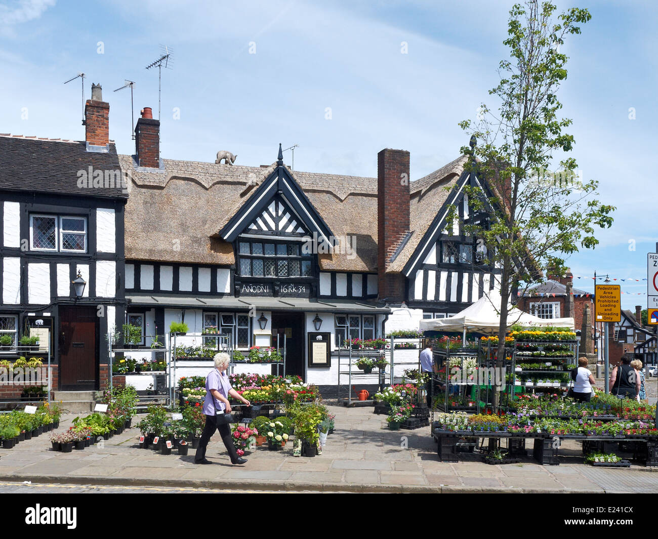 Ye Olde Black Bear pub con il mercato dei fiori in Sandbach CHESHIRE REGNO UNITO Foto Stock