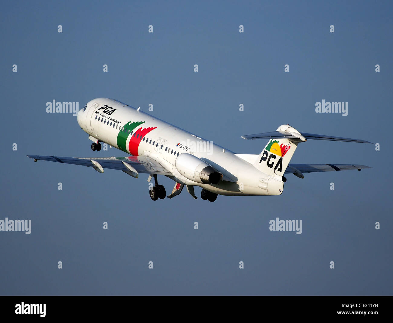 CS-TPF PGA Portugalia Fokker 100 il decollo da Schiphol (AMS - EHAM), Paesi Bassi, 17maggio2014, PIC-3 Foto Stock