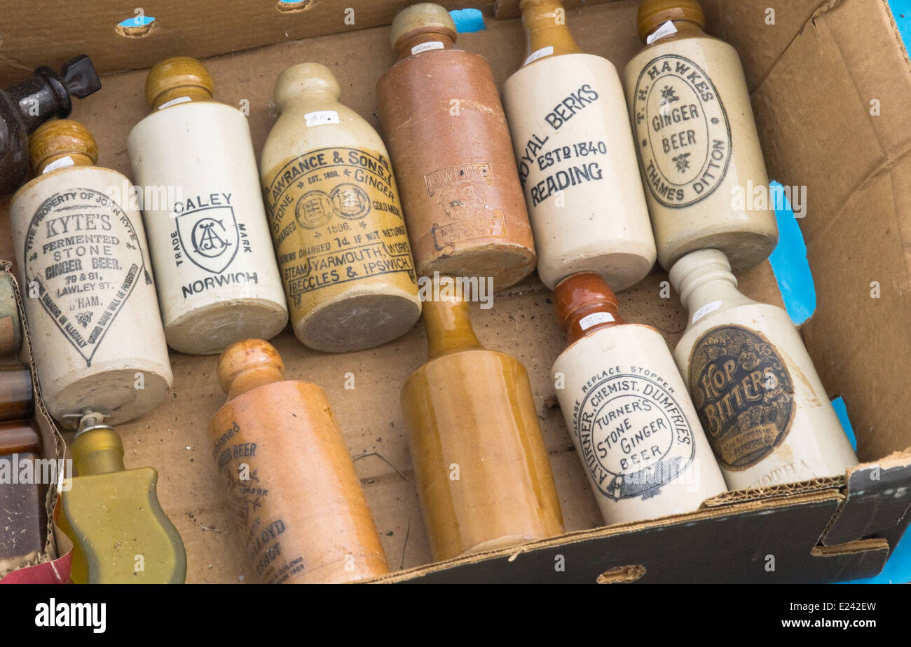 Vecchie bottiglie in ceramica Foto Stock