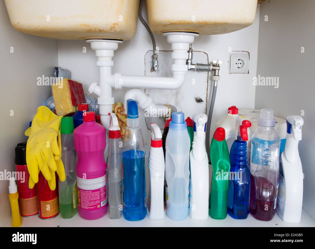 Prodotti chimici per la pulizia e prodotti in una casa Foto Stock