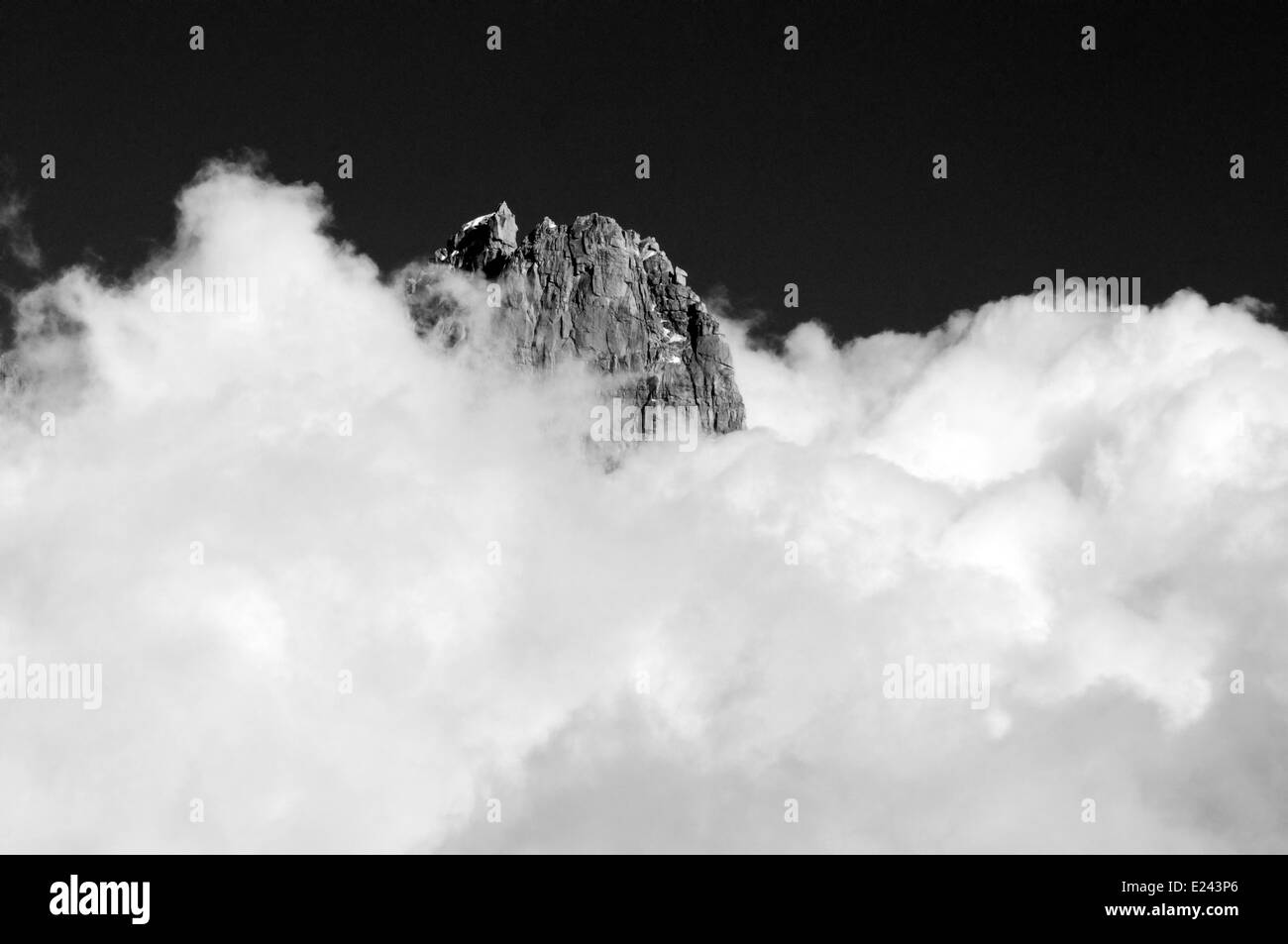 Una montagna e nuvole - Aiguille de Dru a Chamonix, Francia Foto Stock
