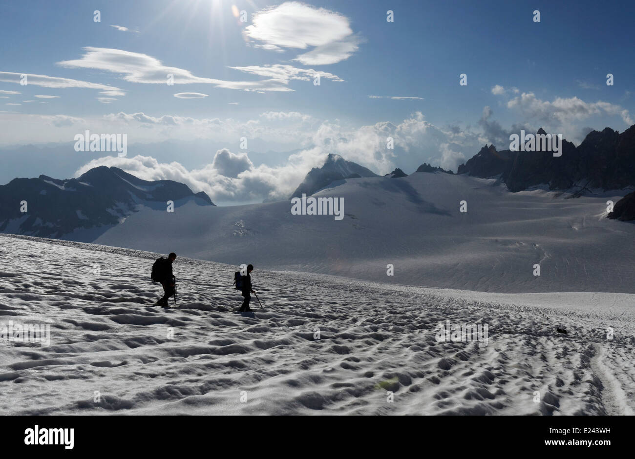 Due alpinisti sul ghiacciaio del Trient nelle Alpi francesi con le Aiguilles Dorées oltre Foto Stock