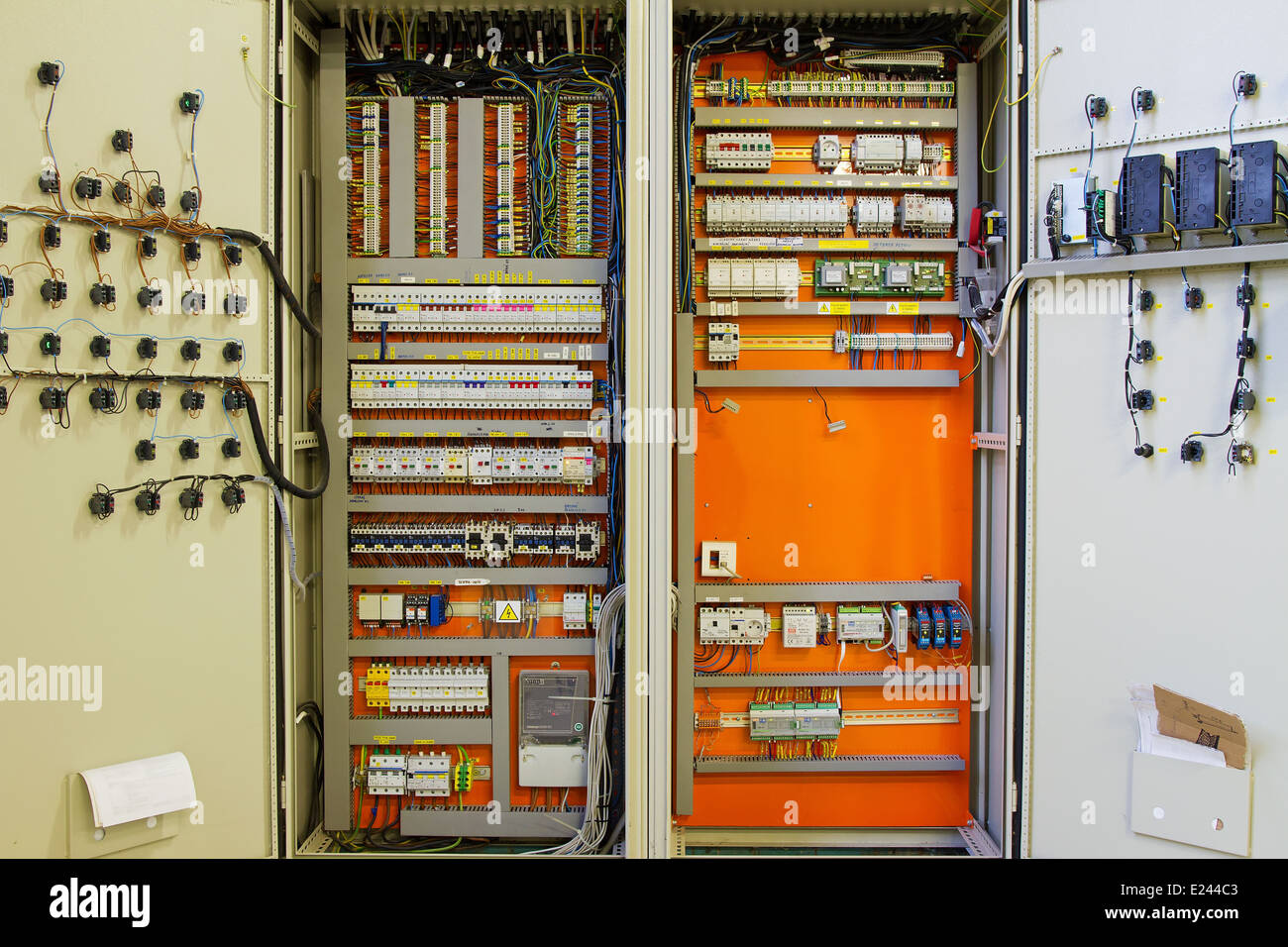La distribuzione di energia elettrica box con fili e interruttori di circuito (scatola fusibili) Foto Stock