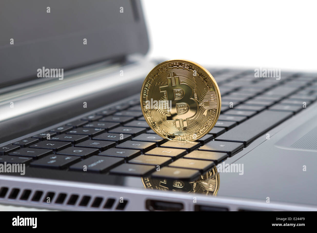 Studio shot di golden Bitcoin moneta virtuale sul computer portatile. Close-up del lato anteriore. Foto Stock