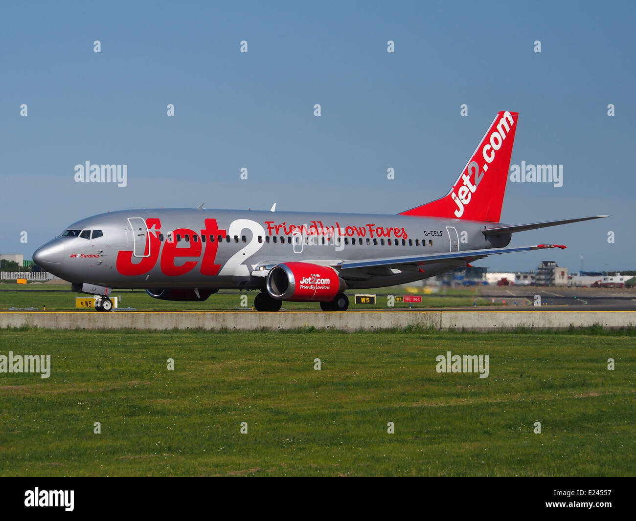Questa immagine cattura G-CELF, un Boeing 737-377 operato da Jet2, che ruba all'aeroporto di Schiphol nei Paesi Bassi. L'aereo fa parte della flotta di Jet2 che serve rotte europee. Foto Stock