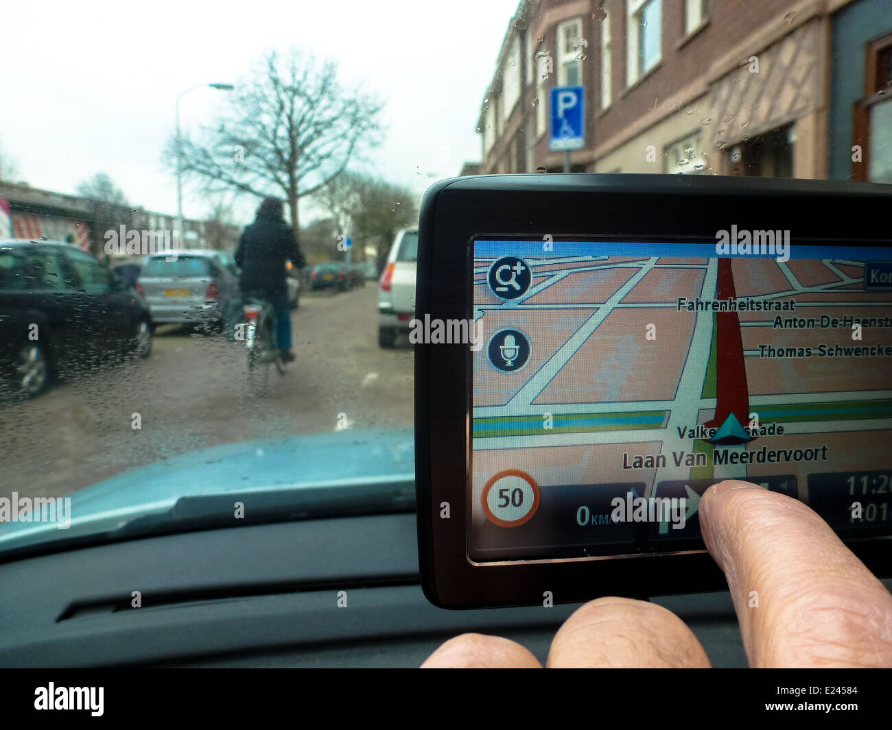 Driver in auto regola il suo sistema gps a mano Foto Stock
