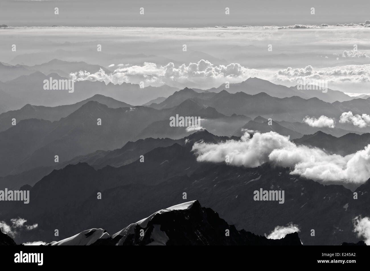 Foschia nelle valli di montagna, Alpi Italiane Foto Stock