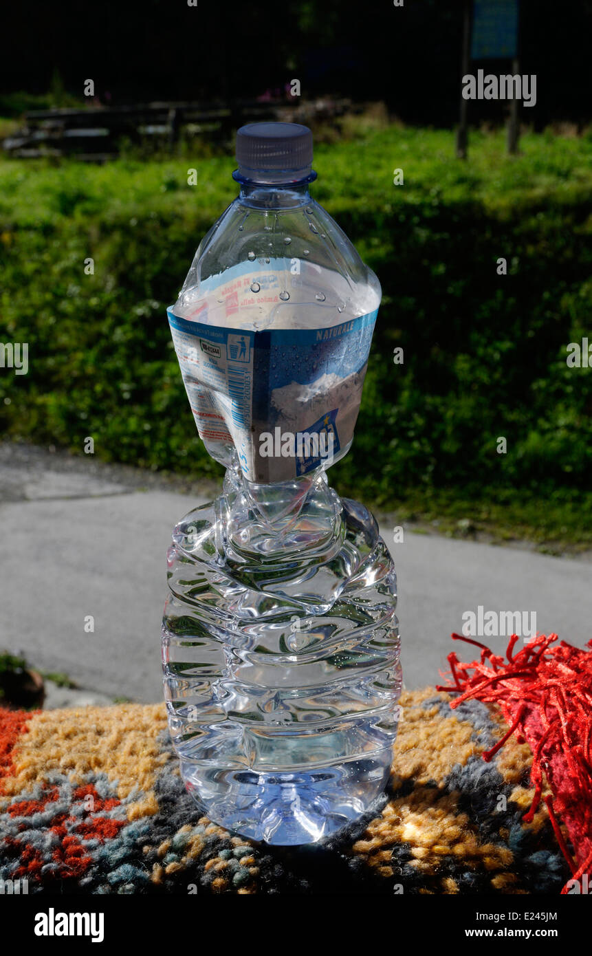 Una bottiglia d'acqua in plastica schiacciato dalla pressione dell'aria. Essa è stata sigillata a 4600m e è stata schiacciata dall'aria verso il basso a 1200m Foto Stock