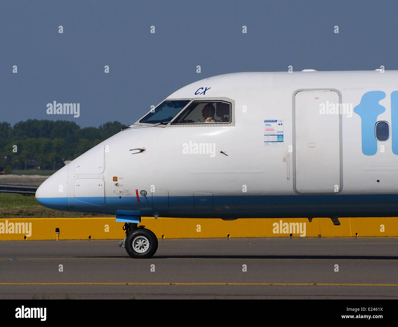 Un Flybe De Havilland Canada DHC-8-402Q Dash 8, registrazione G-JECX, rullante all'aeroporto di Schiphol, Paesi Bassi, che illustra le operazioni di volo regionali dell'aereo. Foto Stock