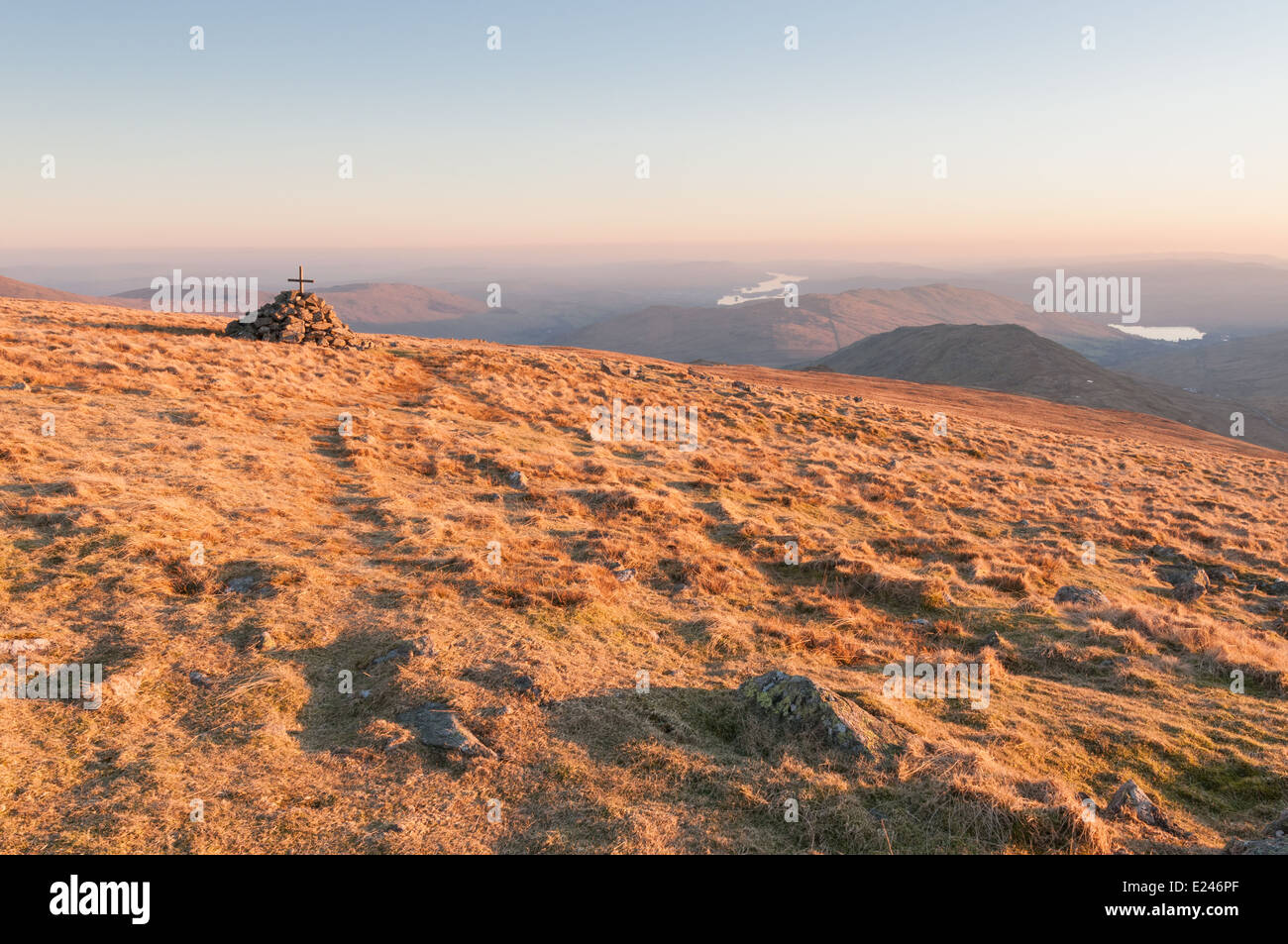 Memorial cairn su John Bell Banner, Caudale Moor, Lake District inglese Foto Stock