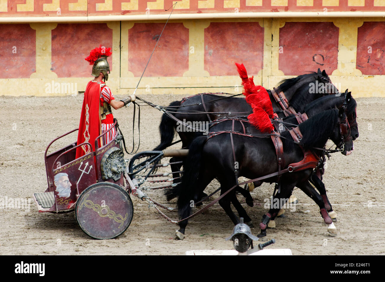 Rievocazione di un carro romano gara a Puy du Fou a Les Epesses, Vendee, Francia Foto Stock