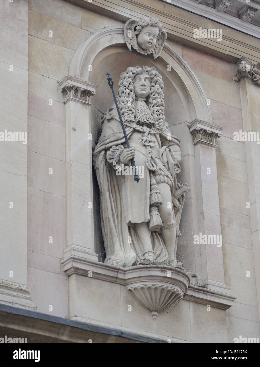 Statua di re Carlo II in una nicchia sulla Custom House su Hereford Quay. King's Lynn, Norfolk. Regno Unito. Foto Stock
