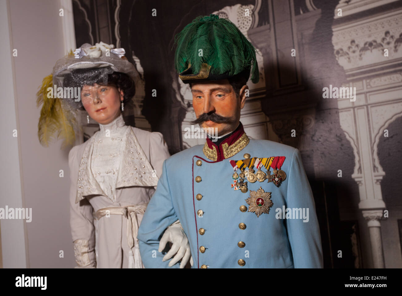 Waxwork figure raffiguranti l'arciduca Francesco Ferdinando di Austria (R) e sua moglie Sophie (L) in costume contemporaneo Foto Stock