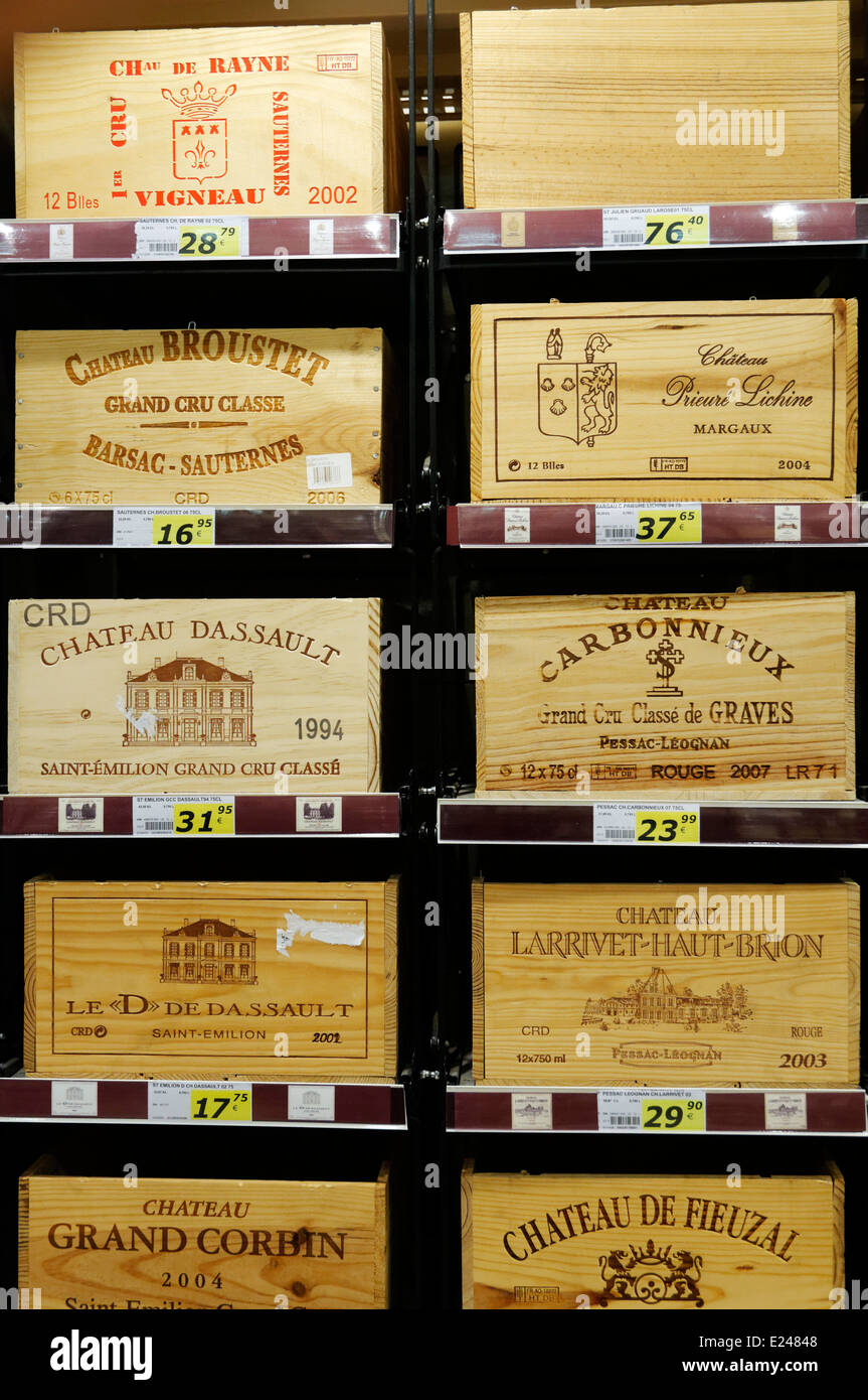 Scatole di legno di costosi del vino in un supermercato francese Foto Stock