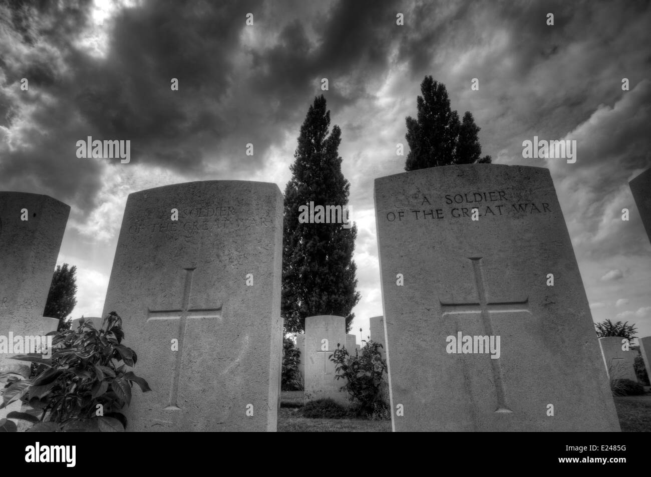 Ammassato WW1 tombe a Tyne Cot cimitero vicino Ypres in Belgio Foto Stock