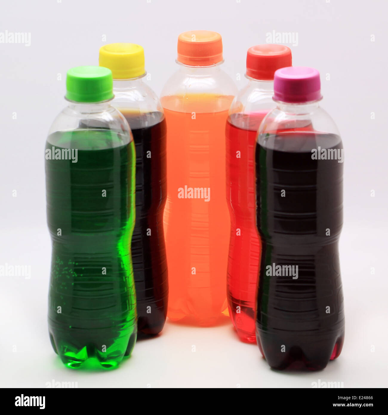 Colorato di soft drink bottiglie su sfondo isolato Foto Stock